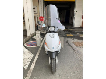 Moottoripyörä Piaggio ZIP: kuva Moottoripyörä Piaggio ZIP