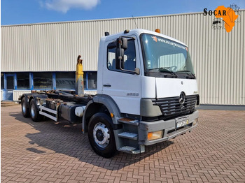 Koukkulava kuorma-auto MERCEDES-BENZ Atego 2628