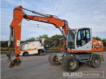 Pyöräalustainen kaivinkone TEREX