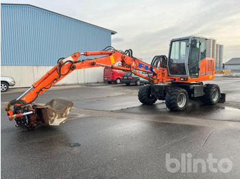 Pyöräalustainen kaivinkone HITACHI