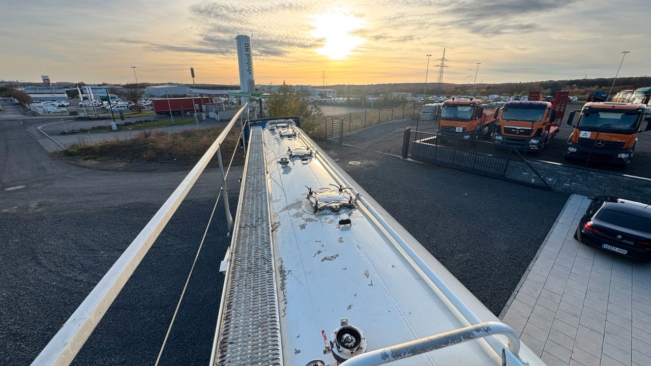 Spitzer SK 2760 CAL GGVS 60m³ Kippsilo - Bulk-säiliöperävaunu: kuva Spitzer SK 2760 CAL GGVS 60m³ Kippsilo - Bulk-säiliöperävaunu Spitzer SK 2760 CAL GGVS 60m³ Kippsilo - Bulk-säiliöperävaunu: kuva Spitzer SK 2760 CAL GGVS 60m³ Kippsilo - Bulk-säiliöperävaunu