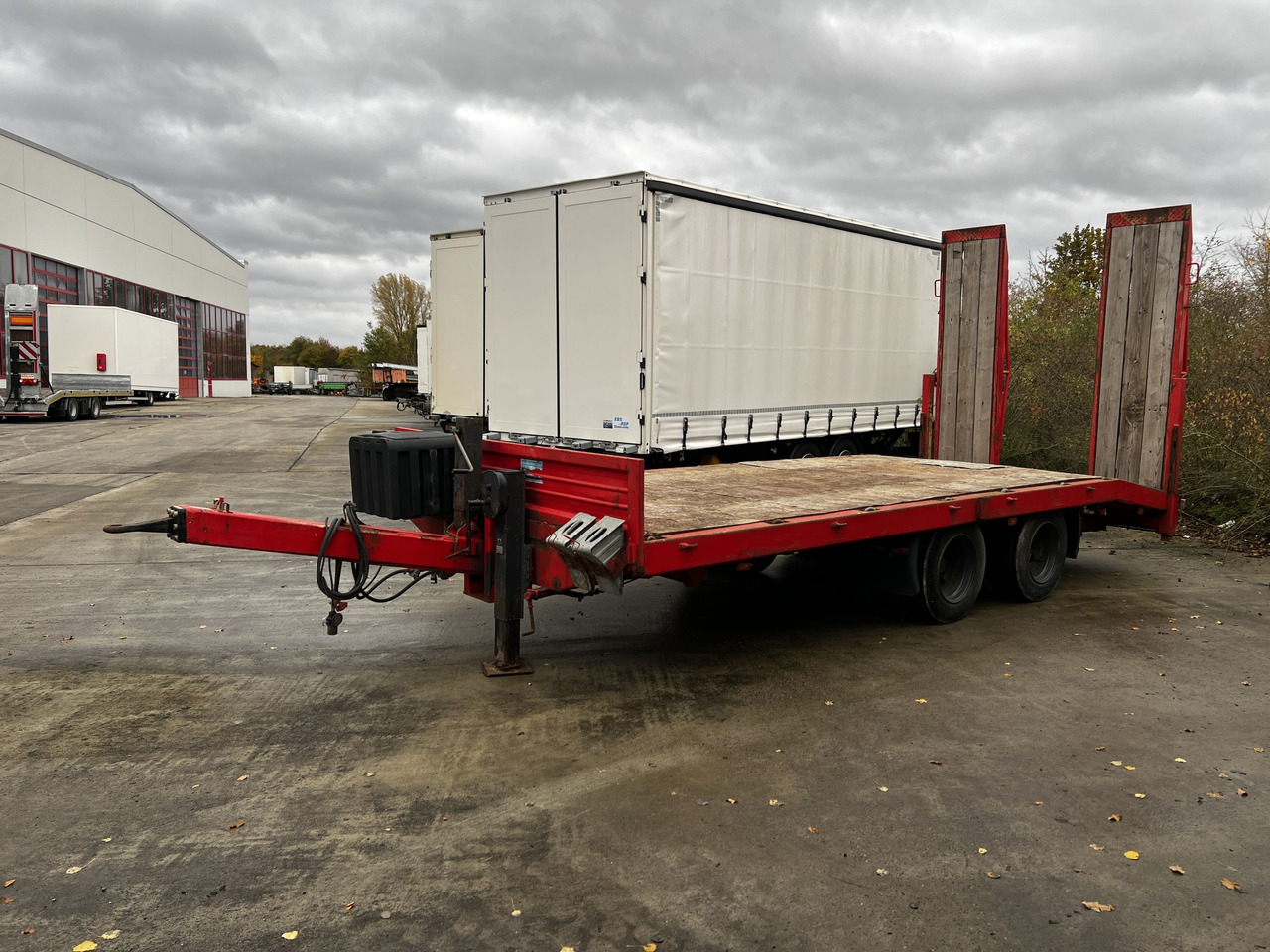 Blomenroehr 682/13800 13,8 t Tandemtieflader - Apuvaunu perävaunu: kuva Blomenroehr 682/13800 13,8 t Tandemtieflader - Apuvaunu perävaunu Blomenroehr 682/13800 13,8 t Tandemtieflader - Apuvaunu perävaunu: kuva Blomenroehr 682/13800 13,8 t Tandemtieflader - Apuvaunu perävaunu