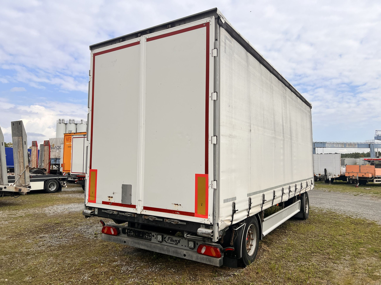 Fliegl ZPS180 2 Achs Jumbo- Planen, Mega, durchladbar - Pressukapelliperävaunu: kuva Fliegl ZPS180 2 Achs Jumbo- Planen, Mega, durchladbar - Pressukapelliperävaunu Fliegl ZPS180 2 Achs Jumbo- Planen, Mega, durchladbar - Pressukapelliperävaunu: kuva Fliegl ZPS180 2 Achs Jumbo- Planen, Mega, durchladbar - Pressukapelliperävaunu