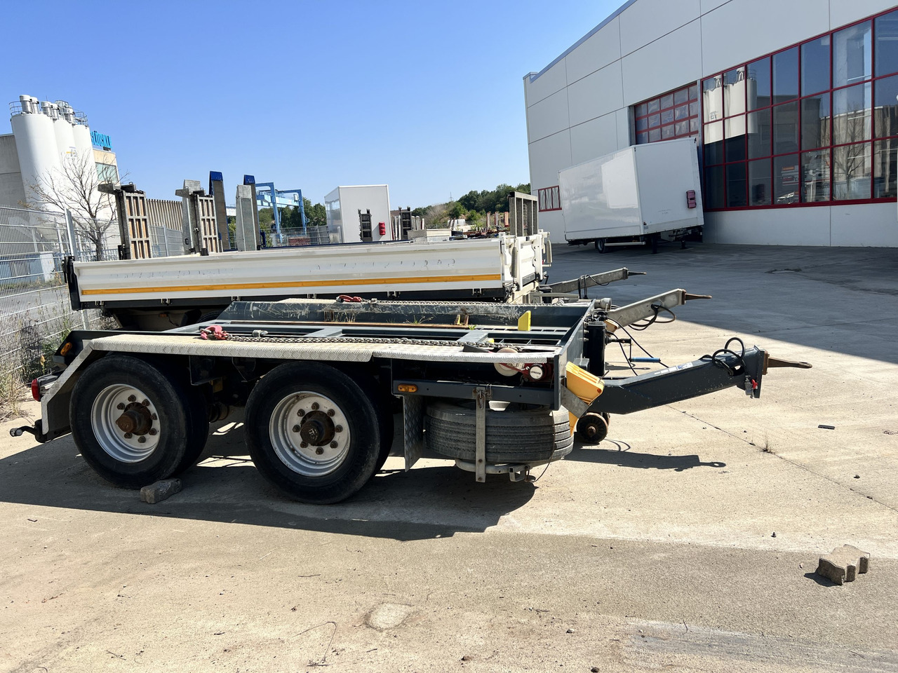 Gergen TTA 13 Adonis Tandem- Absetzmuldenanhänger - Kippiauto perävaunu: kuva Gergen TTA 13 Adonis Tandem- Absetzmuldenanhänger - Kippiauto perävaunu Gergen TTA 13 Adonis Tandem- Absetzmuldenanhänger - Kippiauto perävaunu: kuva Gergen TTA 13 Adonis Tandem- Absetzmuldenanhänger - Kippiauto perävaunu
