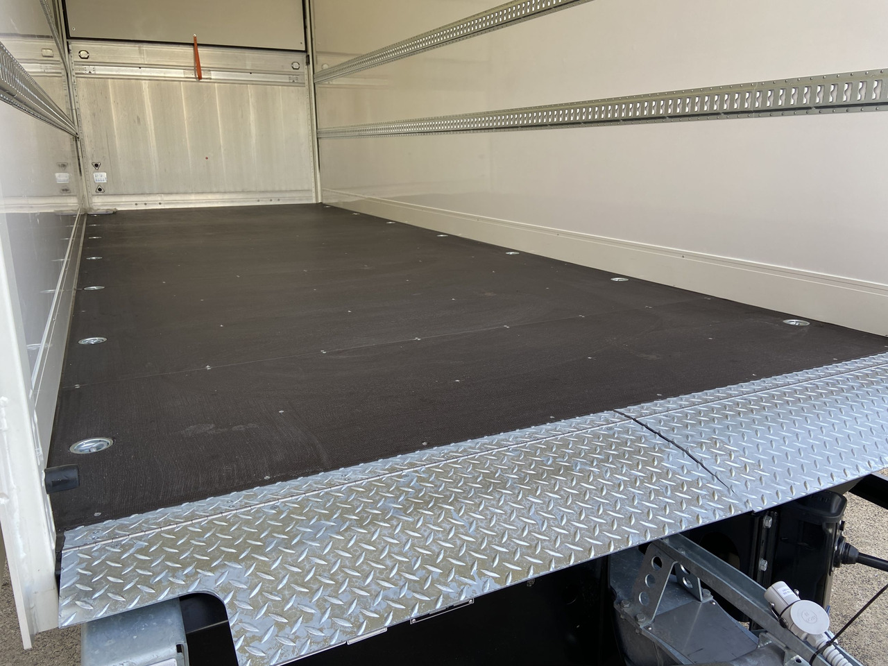 Uusi Umpikori perävaunu Möslein TKO105 D-L 7 m  Tandem Koffer, Ladebordwand 1,5 t + DurchladbarNeufahrzeug --: kuva Uusi Umpikori perävaunu Möslein TKO105 D-L 7 m  Tandem Koffer, Ladebordwand 1,5 t + DurchladbarNeufahrzeug --