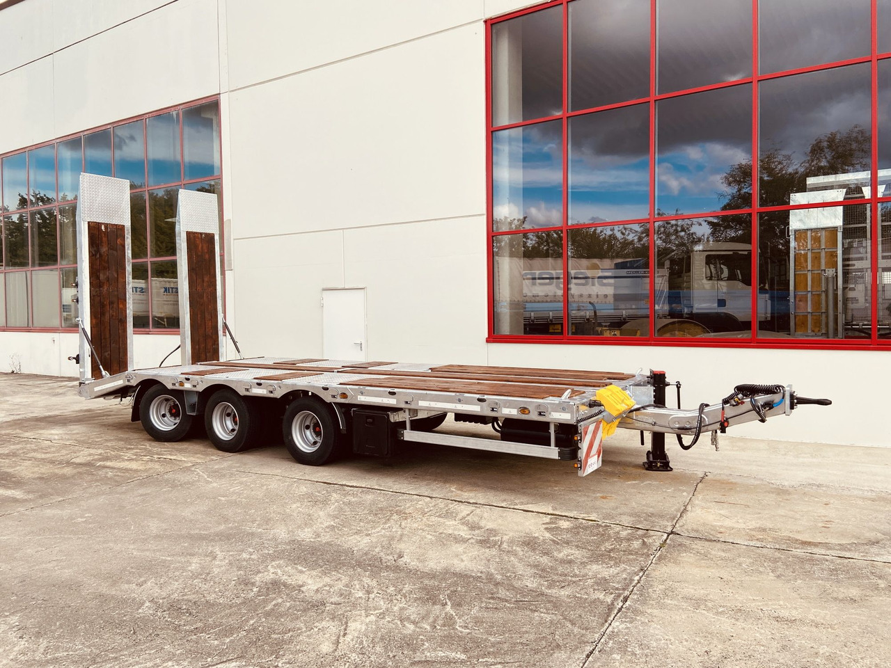 Möslein TT 28 Tridem- Tieflader 3 Achs, gelenktNeufahrzeug - Apuvaunu perävaunu: kuva Möslein TT 28 Tridem- Tieflader 3 Achs, gelenktNeufahrzeug - Apuvaunu perävaunu Möslein TT 28 Tridem- Tieflader 3 Achs, gelenktNeufahrzeug - Apuvaunu perävaunu: kuva Möslein TT 28 Tridem- Tieflader 3 Achs, gelenktNeufahrzeug - Apuvaunu perävaunu