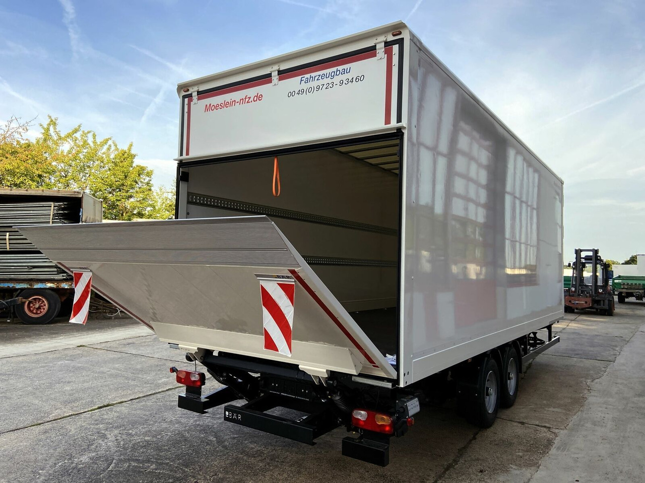 Möslein Tandem Koffer, Ladebordwand 1,5 t + Durchladbar - Umpikori perävaunu: kuva Möslein Tandem Koffer, Ladebordwand 1,5 t + Durchladbar - Umpikori perävaunu Möslein Tandem Koffer, Ladebordwand 1,5 t + Durchladbar - Umpikori perävaunu: kuva Möslein Tandem Koffer, Ladebordwand 1,5 t + Durchladbar - Umpikori perävaunu