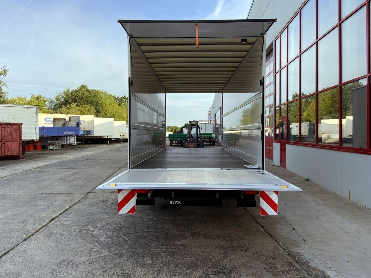 Möslein Tandem Koffer, Ladebordwand 1,5 t + Durchladbar - Umpikori perävaunu: kuva Möslein Tandem Koffer, Ladebordwand 1,5 t + Durchladbar - Umpikori perävaunu Möslein Tandem Koffer, Ladebordwand 1,5 t + Durchladbar - Umpikori perävaunu: kuva Möslein Tandem Koffer, Ladebordwand 1,5 t + Durchladbar - Umpikori perävaunu