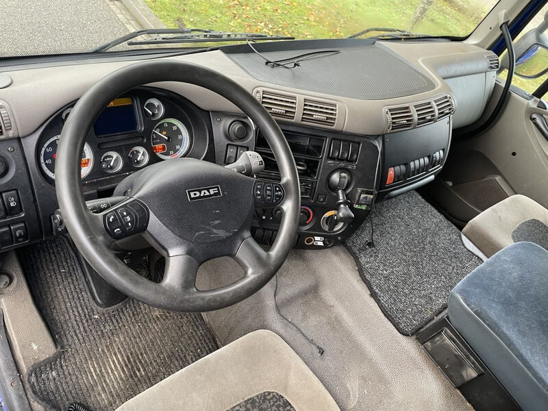 Interior photo 1: Konttialus/ Vaihtokuormatilat kuorma-auto DAF CF 65 Verhuiswagen 20/25 foot ! origineel 220.000 km