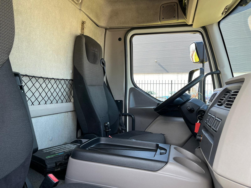Interior photo 2: Umpikori kuorma-auto DAF LF 210, 210pk, Airco, Nav