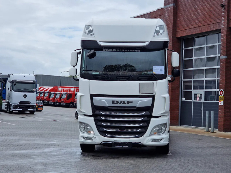 DAF XF 530 SuperSpaceCab 6x2*4 - Chassis 740 cm - Loadlift - Steering axle - Leather - - Kuorma-auto alusta: kuva DAF XF 530 SuperSpaceCab 6x2*4 - Chassis 740 cm - Loadlift - Steering axle - Leather - - Kuorma-auto alusta DAF XF 530 SuperSpaceCab 6x2*4 - Chassis 740 cm - Loadlift - Steering axle - Leather - - Kuorma-auto alusta: kuva DAF XF 530 SuperSpaceCab 6x2*4 - Chassis 740 cm - Loadlift - Steering axle - Leather - - Kuorma-auto alusta