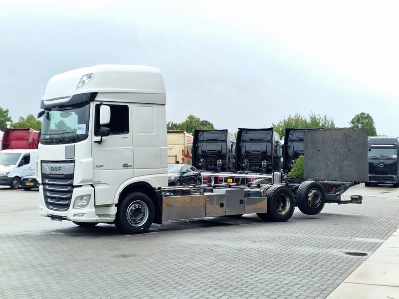 DAF XF 530 SuperSpaceCab 6x2*4 - Chassis 740 cm - Loadlift - Steering axle - Leather - - Kuorma-auto alusta: kuva DAF XF 530 SuperSpaceCab 6x2*4 - Chassis 740 cm - Loadlift - Steering axle - Leather - - Kuorma-auto alusta DAF XF 530 SuperSpaceCab 6x2*4 - Chassis 740 cm - Loadlift - Steering axle - Leather - - Kuorma-auto alusta: kuva DAF XF 530 SuperSpaceCab 6x2*4 - Chassis 740 cm - Loadlift - Steering axle - Leather - - Kuorma-auto alusta