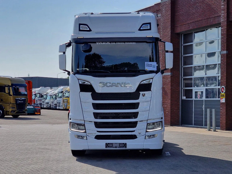 Scania 660S V8 NGS Highline 6x2/4 - New - Old dashboard - Full spec - Retarder - Night clima - Led - Leather - Navi - Vetopöytäauto: kuva Scania 660S V8 NGS Highline 6x2/4 - New - Old dashboard - Full spec - Retarder - Night clima - Led - Leather - Navi - Vetopöytäauto Scania 660S V8 NGS Highline 6x2/4 - New - Old dashboard - Full spec - Retarder - Night clima - Led - Leather - Navi - Vetopöytäauto: kuva Scania 660S V8 NGS Highline 6x2/4 - New - Old dashboard - Full spec - Retarder - Night clima - Led - Leather - Navi - Vetopöytäauto