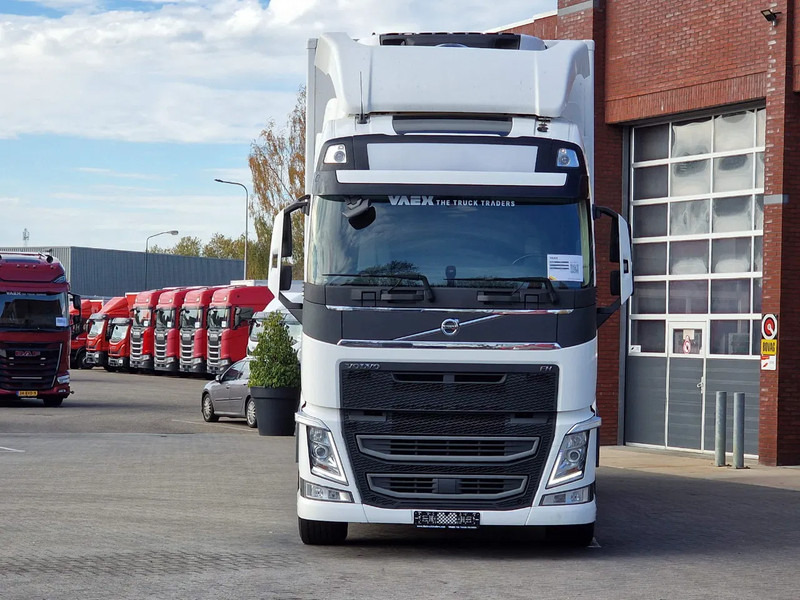 Volvo FH 13.460 Globetrotter 6x2 - Carrier Frigo Supra 850 Nordic - Loadlift - Full air - CNG - Isoterminen kuorma-auto: kuva Volvo FH 13.460 Globetrotter 6x2 - Carrier Frigo Supra 850 Nordic - Loadlift - Full air - CNG - Isoterminen kuorma-auto Volvo FH 13.460 Globetrotter 6x2 - Carrier Frigo Supra 850 Nordic - Loadlift - Full air - CNG - Isoterminen kuorma-auto: kuva Volvo FH 13.460 Globetrotter 6x2 - Carrier Frigo Supra 850 Nordic - Loadlift - Full air - CNG - Isoterminen kuorma-auto