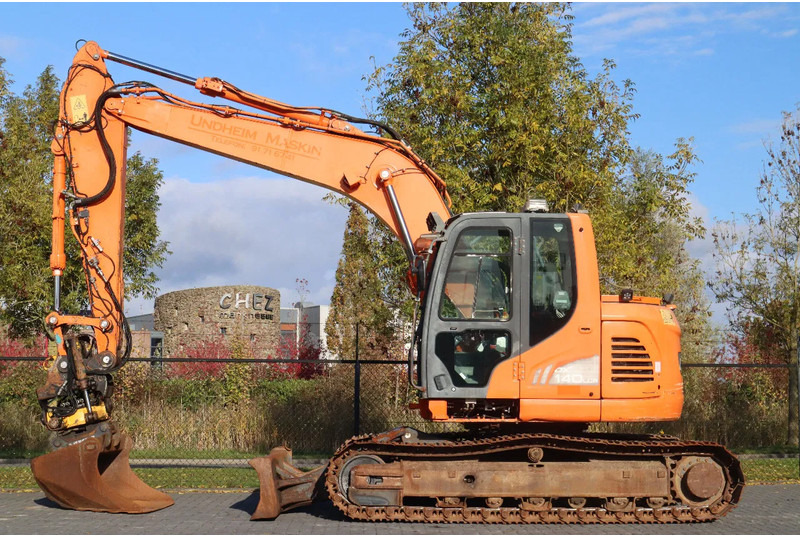 Doosan DX140LCR-3 | DX 140 LCR-3 | TILT ROTATOR | BUCKET | DOZERBLADE - Telakaivukone: kuva Doosan DX140LCR-3 | DX 140 LCR-3 | TILT ROTATOR | BUCKET | DOZERBLADE - Telakaivukone Doosan DX140LCR-3 | DX 140 LCR-3 | TILT ROTATOR | BUCKET | DOZERBLADE - Telakaivukone: kuva Doosan DX140LCR-3 | DX 140 LCR-3 | TILT ROTATOR | BUCKET | DOZERBLADE - Telakaivukone