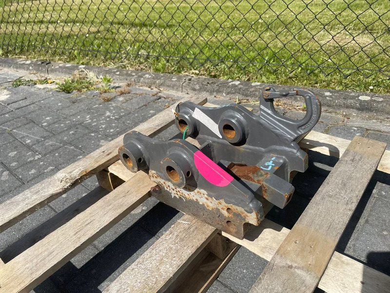 SMP S30 | HALF-AUTO QUICK COUPLER | SNELWISSEL | VOLVO EC18 - Hydrauliset leikkurit - Rakennuskoneet: kuva SMP S30 | HALF-AUTO QUICK COUPLER | SNELWISSEL | VOLVO EC18 - Hydrauliset leikkurit - Rakennuskoneet SMP S30 | HALF-AUTO QUICK COUPLER | SNELWISSEL | VOLVO EC18 - Hydrauliset leikkurit - Rakennuskoneet: kuva SMP S30 | HALF-AUTO QUICK COUPLER | SNELWISSEL | VOLVO EC18 - Hydrauliset leikkurit - Rakennuskoneet