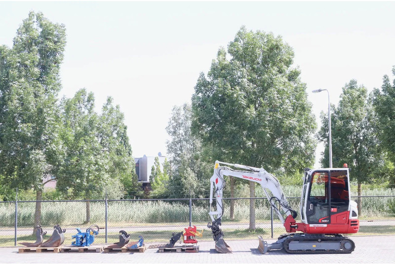 Takeuchi TB235-2 | TREE CUTTER | GRAB | TILT + 5 ATTACHMENTS - Minikuormaaja: kuva Takeuchi TB235-2 | TREE CUTTER | GRAB | TILT + 5 ATTACHMENTS - Minikuormaaja Takeuchi TB235-2 | TREE CUTTER | GRAB | TILT + 5 ATTACHMENTS - Minikuormaaja: kuva Takeuchi TB235-2 | TREE CUTTER | GRAB | TILT + 5 ATTACHMENTS - Minikuormaaja