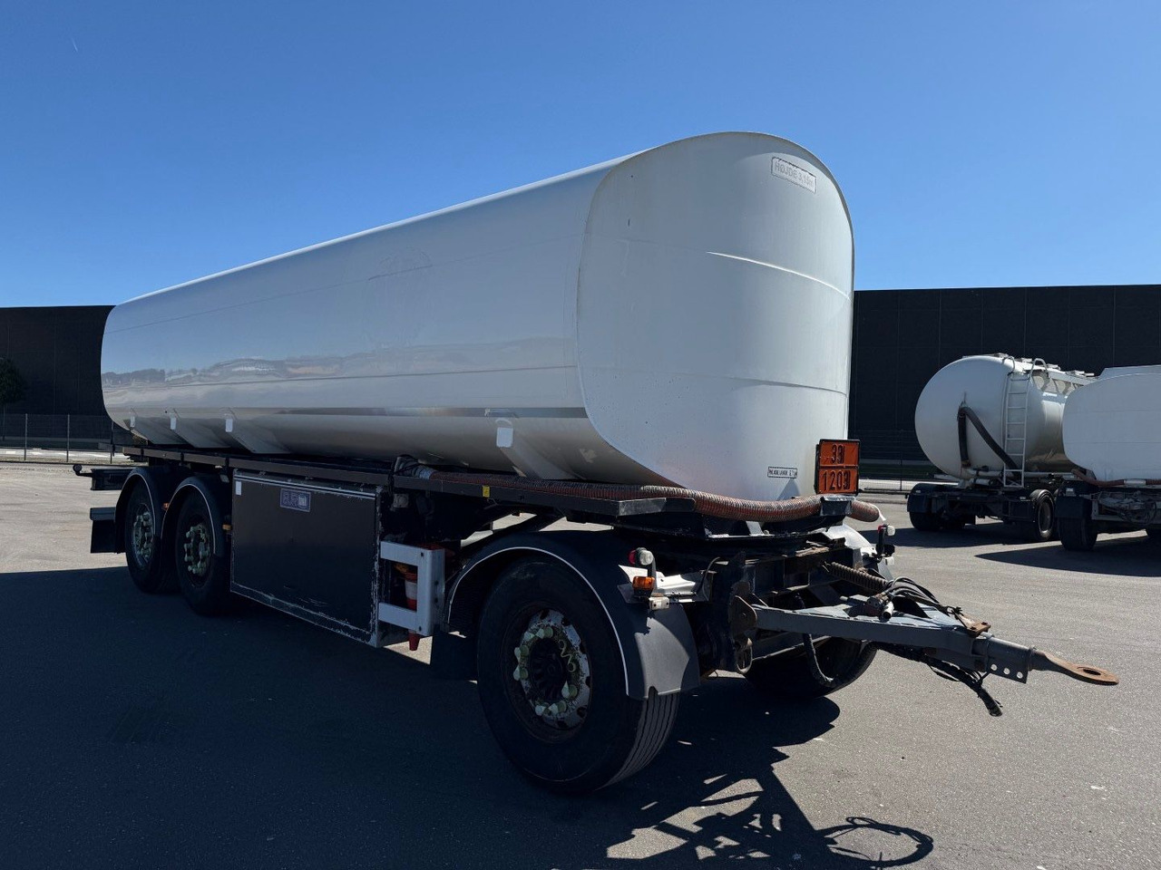 Eurotank 3 axle ET-26-4 ADR 25.500 L 4 Room - Säiliöperävaunu: kuva Eurotank 3 axle ET-26-4 ADR 25.500 L 4 Room - Säiliöperävaunu Eurotank 3 axle ET-26-4 ADR 25.500 L 4 Room - Säiliöperävaunu: kuva Eurotank 3 axle ET-26-4 ADR 25.500 L 4 Room - Säiliöperävaunu