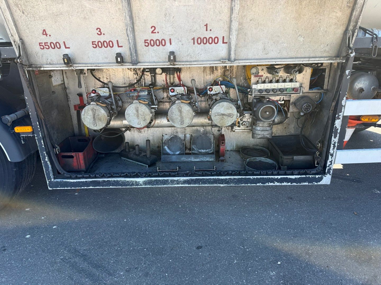 Eurotank 3 axle ET-26-4 ADR 25.500 L 4 Room - Säiliöperävaunu: kuva Eurotank 3 axle ET-26-4 ADR 25.500 L 4 Room - Säiliöperävaunu Eurotank 3 axle ET-26-4 ADR 25.500 L 4 Room - Säiliöperävaunu: kuva Eurotank 3 axle ET-26-4 ADR 25.500 L 4 Room - Säiliöperävaunu