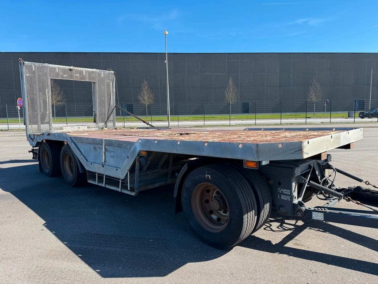 Fliegl FLT328 3 achser Maschinenanhänger mit Radkasten - Apuvaunu perävaunu: kuva  Fliegl FLT328 3 achser Maschinenanhänger mit Radkasten - Apuvaunu perävaunu Fliegl FLT328 3 achser Maschinenanhänger mit Radkasten - Apuvaunu perävaunu: kuva  Fliegl FLT328 3 achser Maschinenanhänger mit Radkasten - Apuvaunu perävaunu