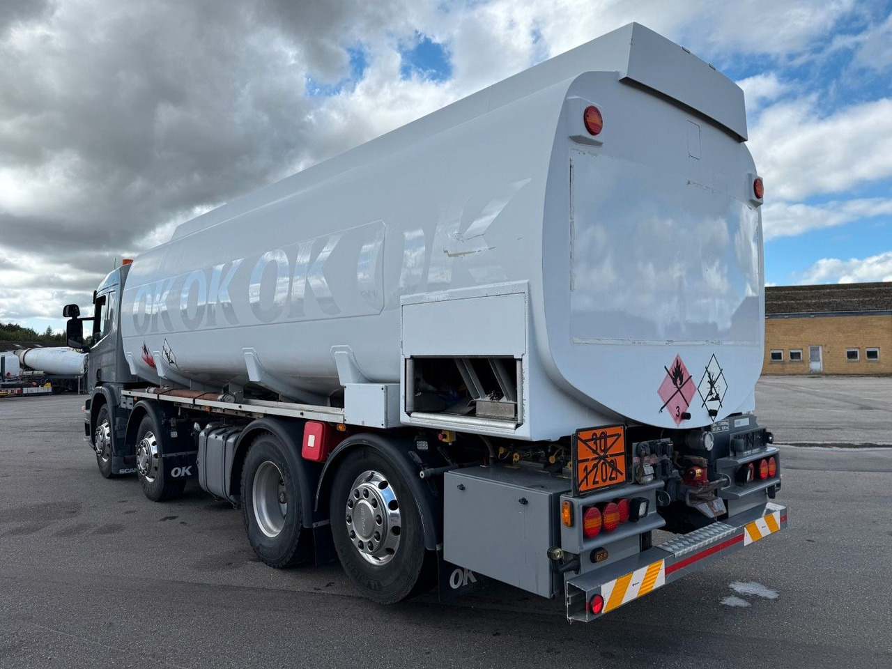 Scania P400 8x2*6 HMK Bilcon 24.000 l. ADR Euro 5 - Säiliöauto: kuva Scania P400 8x2*6 HMK Bilcon 24.000 l. ADR Euro 5 - Säiliöauto Scania P400 8x2*6 HMK Bilcon 24.000 l. ADR Euro 5 - Säiliöauto: kuva Scania P400 8x2*6 HMK Bilcon 24.000 l. ADR Euro 5 - Säiliöauto