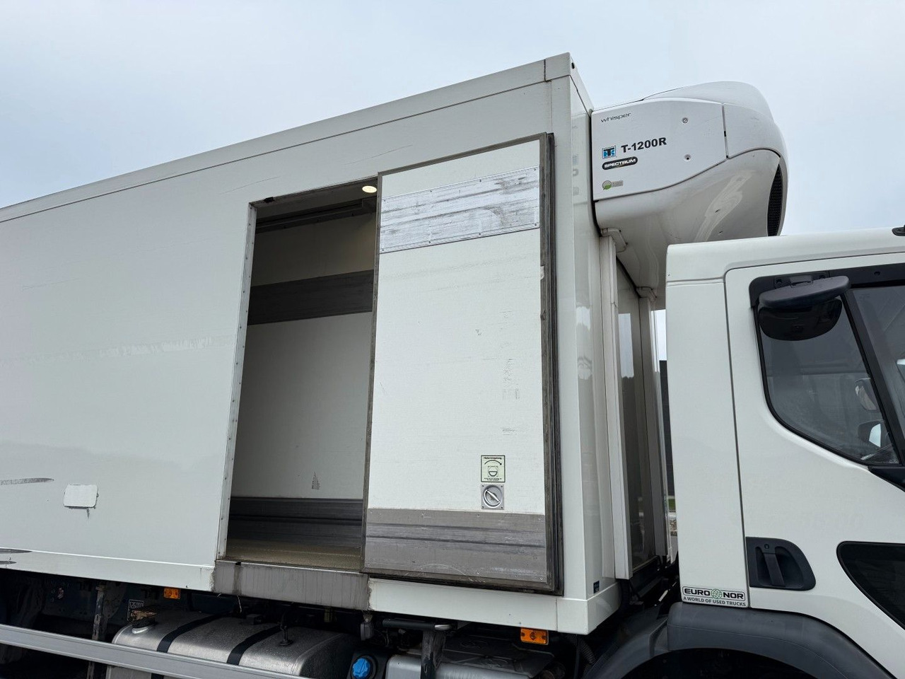 Volvo FE320 6x2*4 TK T1200-R Spectrum 9,80 m. koffer - Refrigeraattori kuorma-auto: kuva  Volvo FE320 6x2*4 TK T1200-R Spectrum 9,80 m. koffer - Refrigeraattori kuorma-auto Volvo FE320 6x2*4 TK T1200-R Spectrum 9,80 m. koffer - Refrigeraattori kuorma-auto: kuva  Volvo FE320 6x2*4 TK T1200-R Spectrum 9,80 m. koffer - Refrigeraattori kuorma-auto