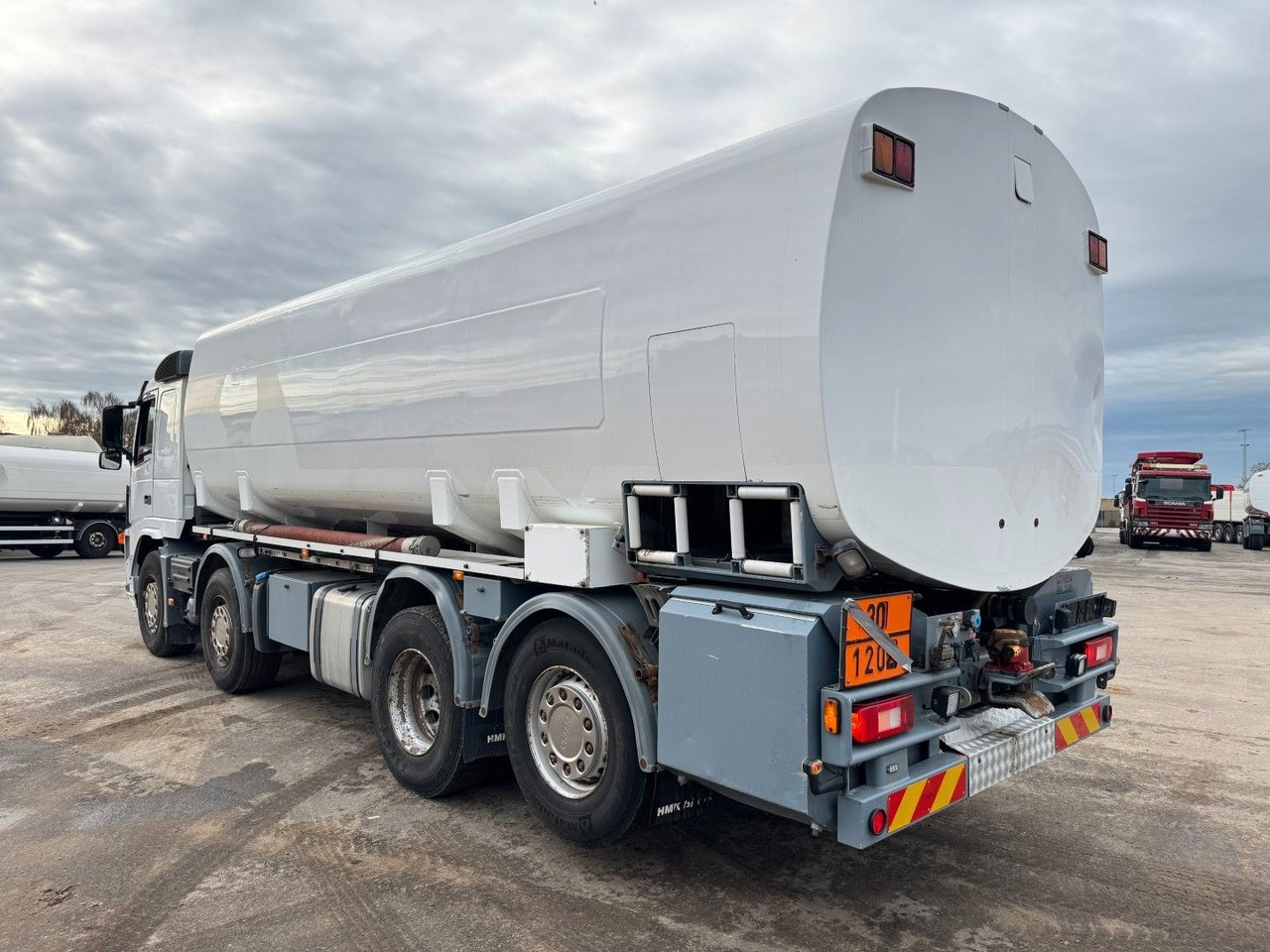 Volvo FM 440 8x2*6 24.000 l. ADR Tanktruck - Säiliöauto: kuva Volvo FM 440 8x2*6 24.000 l. ADR Tanktruck - Säiliöauto Volvo FM 440 8x2*6 24.000 l. ADR Tanktruck - Säiliöauto: kuva Volvo FM 440 8x2*6 24.000 l. ADR Tanktruck - Säiliöauto