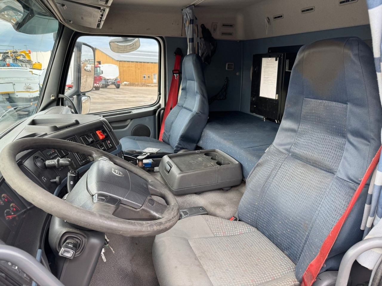 Volvo FM 440 8x2*6 24.000 l. ADR Tanktruck - Säiliöauto: kuva Volvo FM 440 8x2*6 24.000 l. ADR Tanktruck - Säiliöauto Volvo FM 440 8x2*6 24.000 l. ADR Tanktruck - Säiliöauto: kuva Volvo FM 440 8x2*6 24.000 l. ADR Tanktruck - Säiliöauto