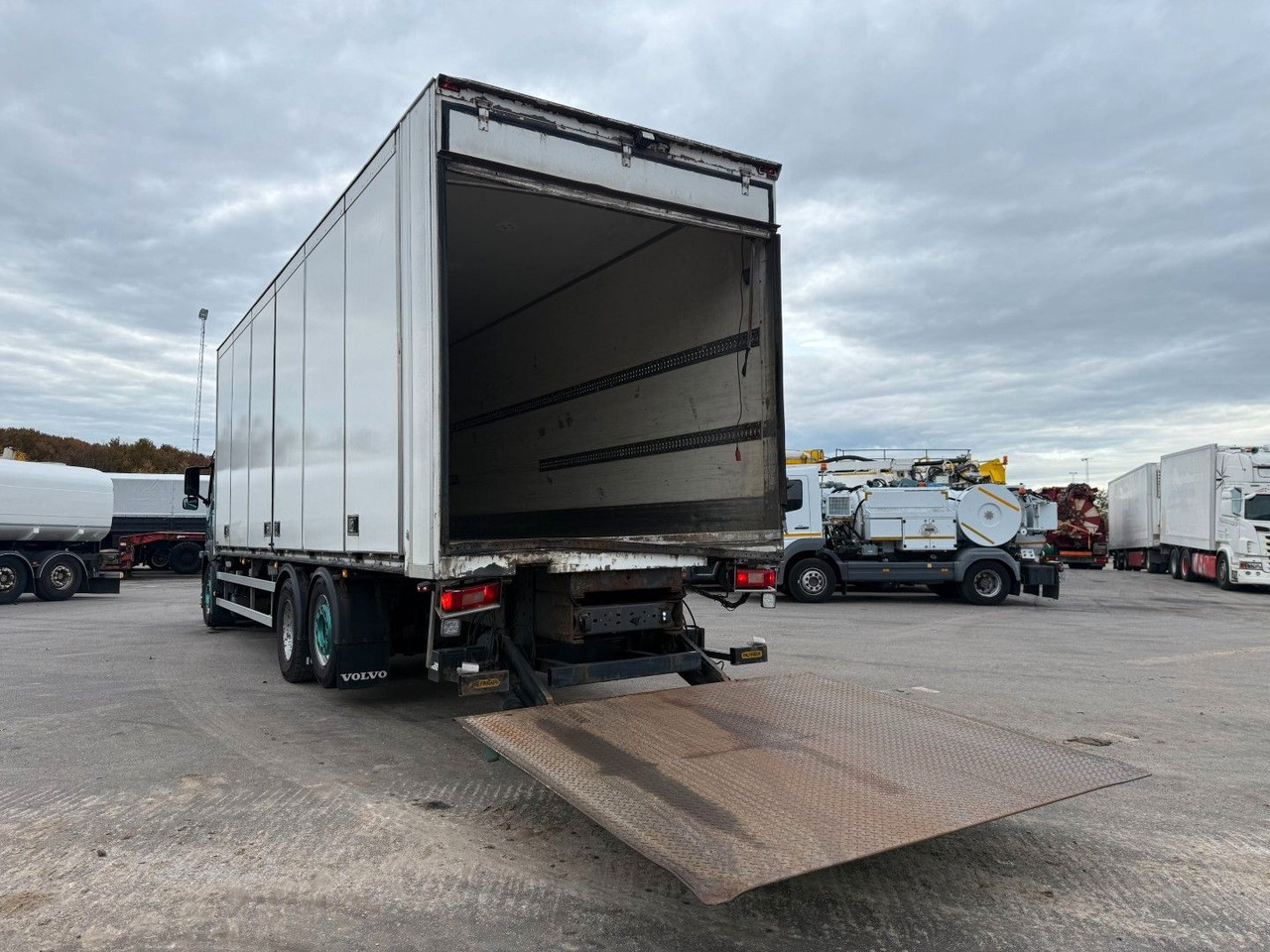 Volvo FM330 6x2*4 Carrier Supra 1050 Nordic - Refrigeraattori kuorma-auto: kuva Volvo FM330 6x2*4 Carrier Supra 1050 Nordic - Refrigeraattori kuorma-auto Volvo FM330 6x2*4 Carrier Supra 1050 Nordic - Refrigeraattori kuorma-auto: kuva Volvo FM330 6x2*4 Carrier Supra 1050 Nordic - Refrigeraattori kuorma-auto