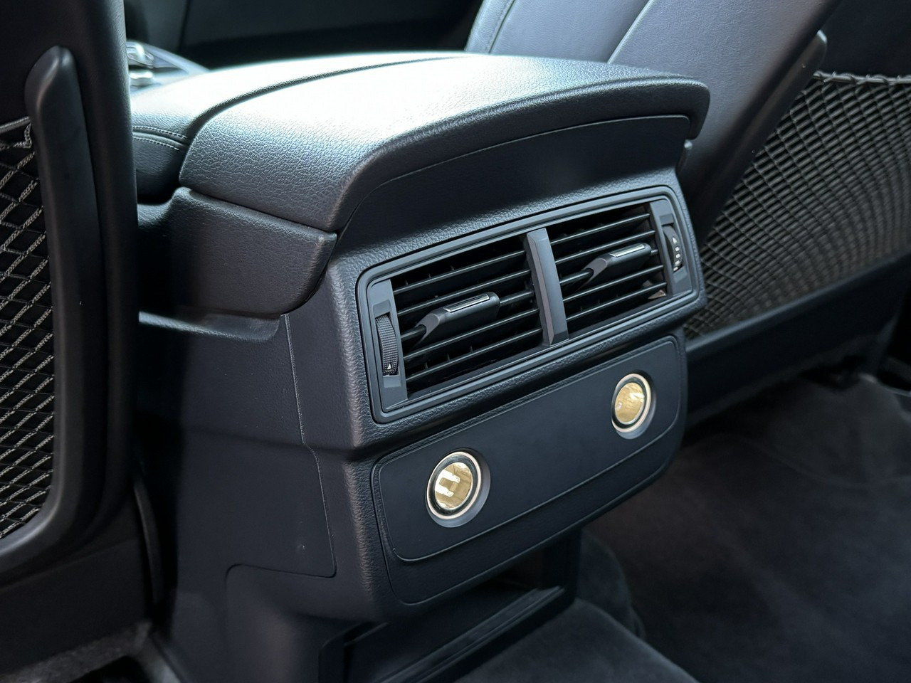 Maasturi/ Katumaasturi Audi Q7: kuva Maasturi/ Katumaasturi Audi Q7