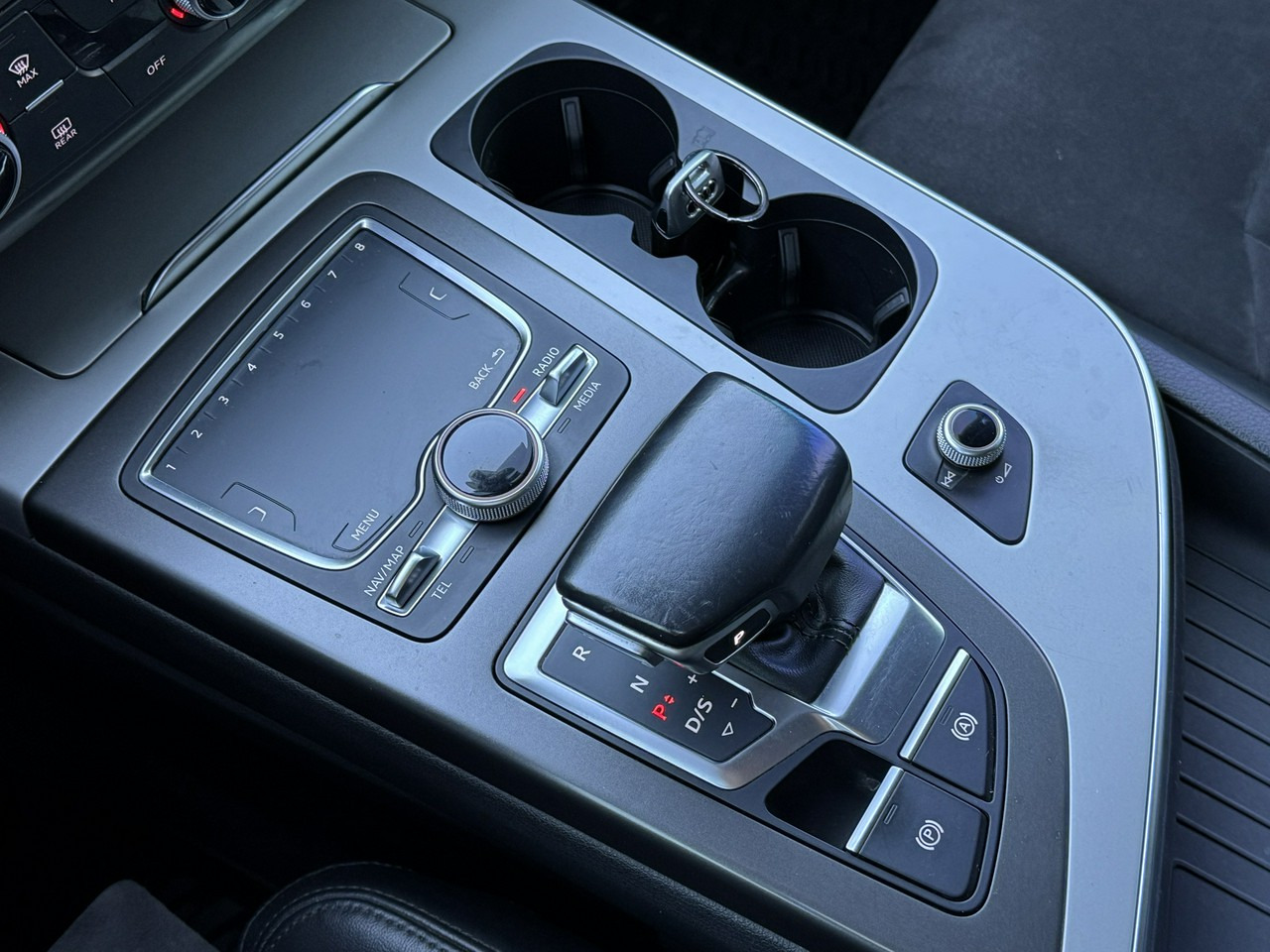 Maasturi/ Katumaasturi Audi Q7: kuva Maasturi/ Katumaasturi Audi Q7