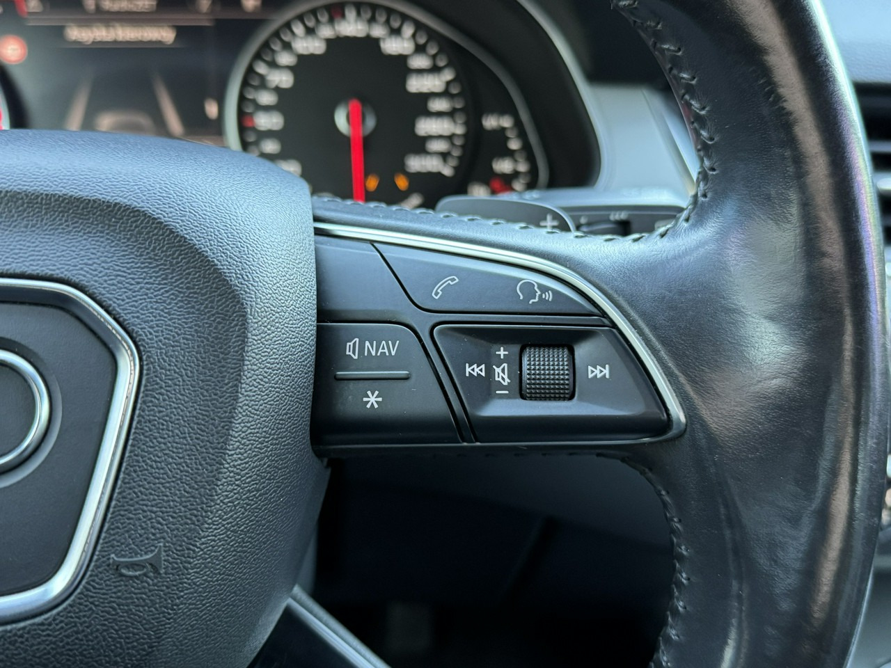 Maasturi/ Katumaasturi Audi Q7: kuva Maasturi/ Katumaasturi Audi Q7