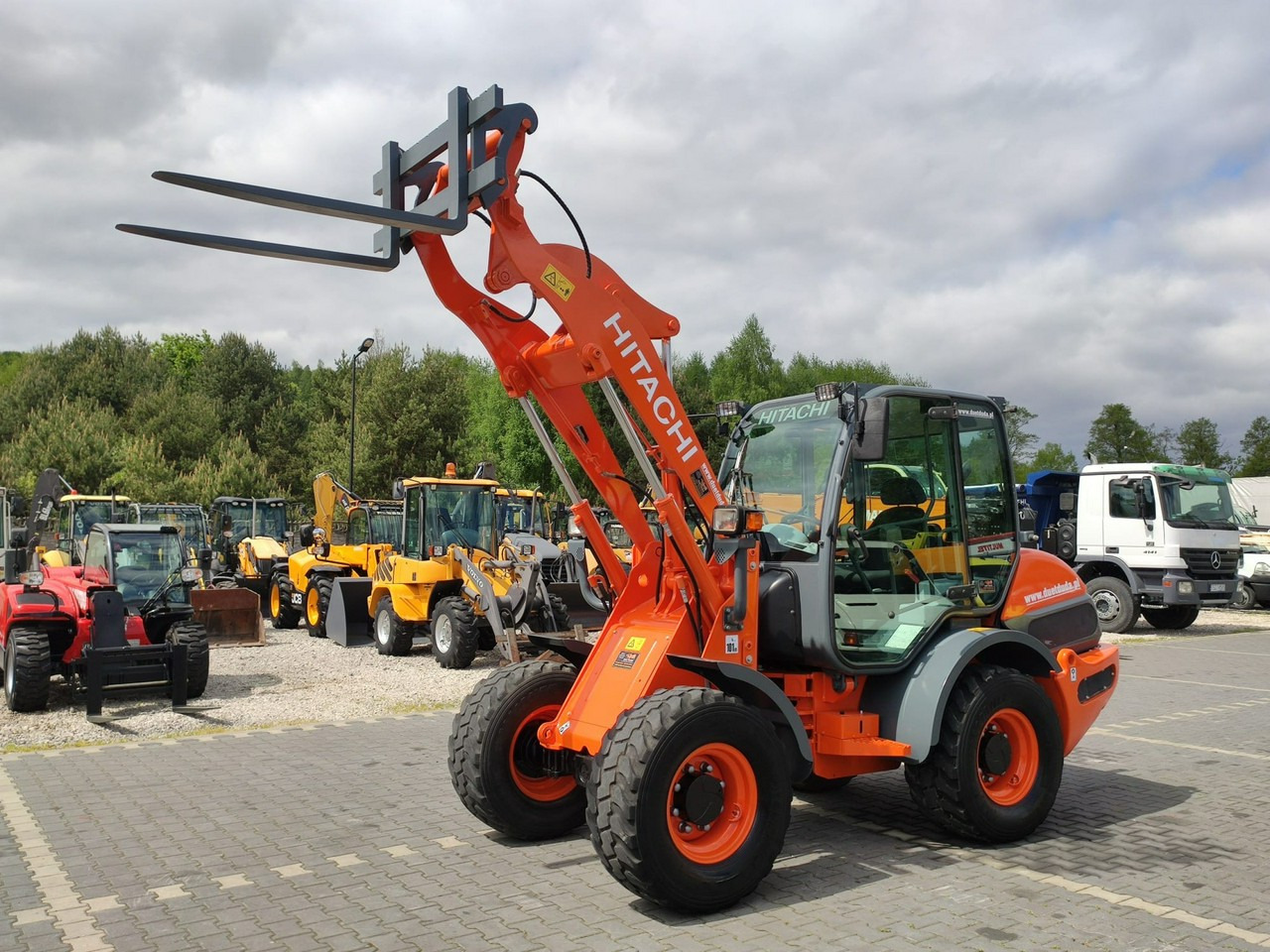 Hitachi ZW75 Wheel Loader Szybko-Złącze Widły Stan Bardzo Dobry - Pyöräkuormaaja: kuva Hitachi ZW75 Wheel Loader Szybko-Złącze Widły Stan Bardzo Dobry - Pyöräkuormaaja Hitachi ZW75 Wheel Loader Szybko-Złącze Widły Stan Bardzo Dobry - Pyöräkuormaaja: kuva Hitachi ZW75 Wheel Loader Szybko-Złącze Widły Stan Bardzo Dobry - Pyöräkuormaaja