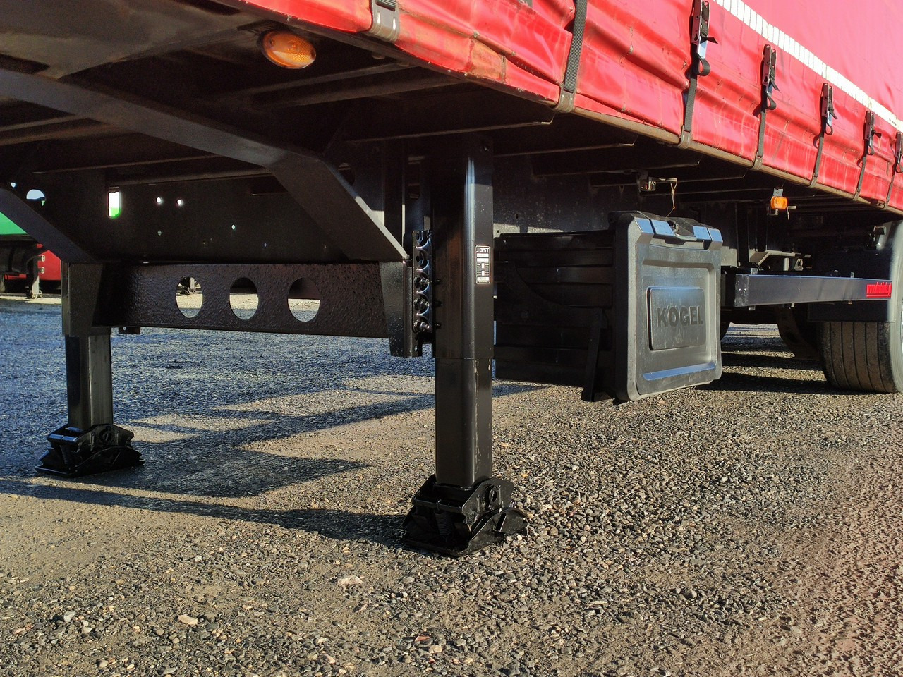 Kogel SN24 Firana Mega Oś Podnoszona - Pressukapellipuoliperävaunu: kuva Kogel SN24 Firana Mega Oś Podnoszona - Pressukapellipuoliperävaunu Kogel SN24 Firana Mega Oś Podnoszona - Pressukapellipuoliperävaunu: kuva Kogel SN24 Firana Mega Oś Podnoszona - Pressukapellipuoliperävaunu