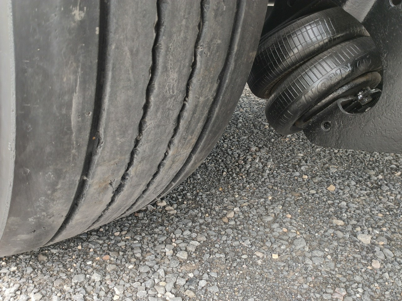 Pressukapellipuoliperävaunu Krone Standard OŚ Podnoszona SAF 2017r: kuva Pressukapellipuoliperävaunu Krone Standard OŚ Podnoszona SAF 2017r