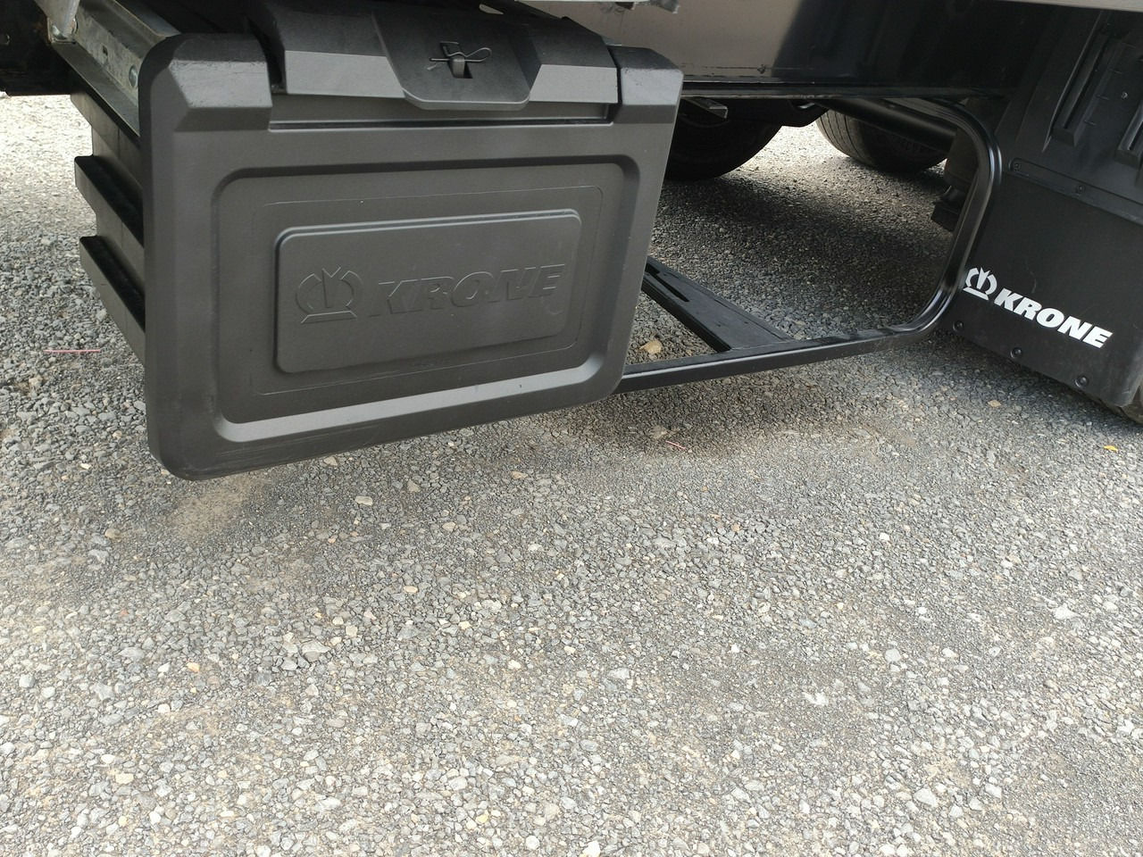 Pressukapellipuoliperävaunu Krone Standard OŚ Podnoszona SAF 2017r: kuva Pressukapellipuoliperävaunu Krone Standard OŚ Podnoszona SAF 2017r