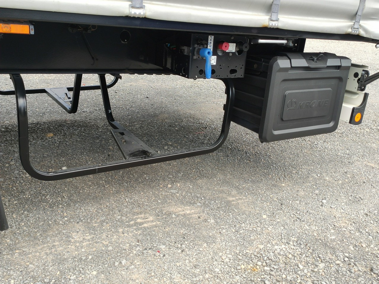 Pressukapellipuoliperävaunu Krone Standard OŚ Podnoszona SAF 2017r: kuva Pressukapellipuoliperävaunu Krone Standard OŚ Podnoszona SAF 2017r