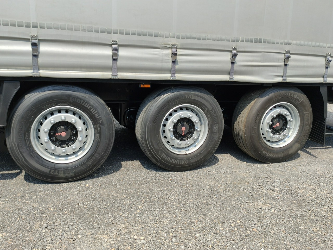 Pressukapellipuoliperävaunu Krone Standard OŚ Podnoszona SAF 2017r: kuva Pressukapellipuoliperävaunu Krone Standard OŚ Podnoszona SAF 2017r