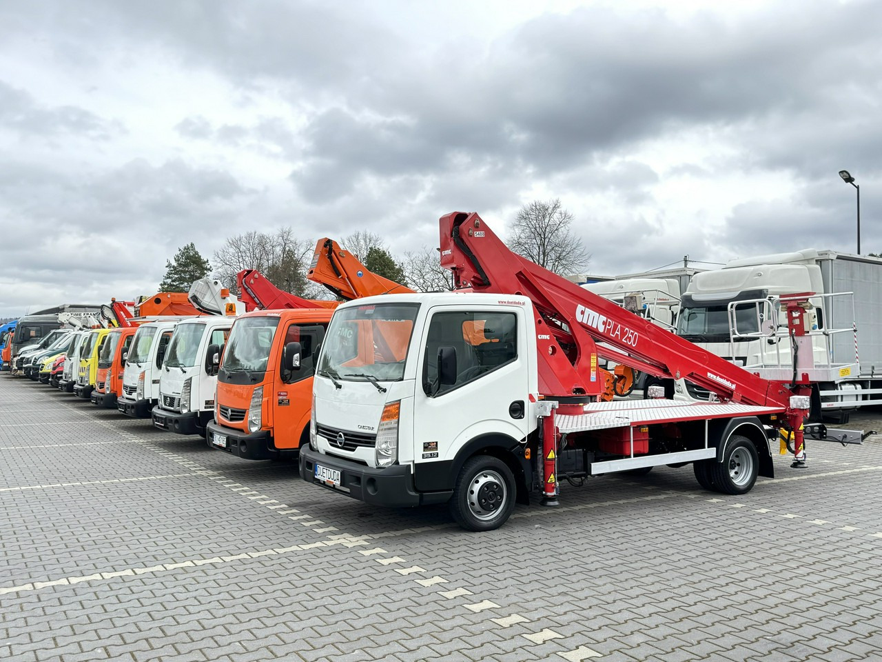 Nissan Cabstar - Itsekulkevat henkilönostimet: kuva Nissan Cabstar - Itsekulkevat henkilönostimet Nissan Cabstar - Itsekulkevat henkilönostimet: kuva Nissan Cabstar - Itsekulkevat henkilönostimet