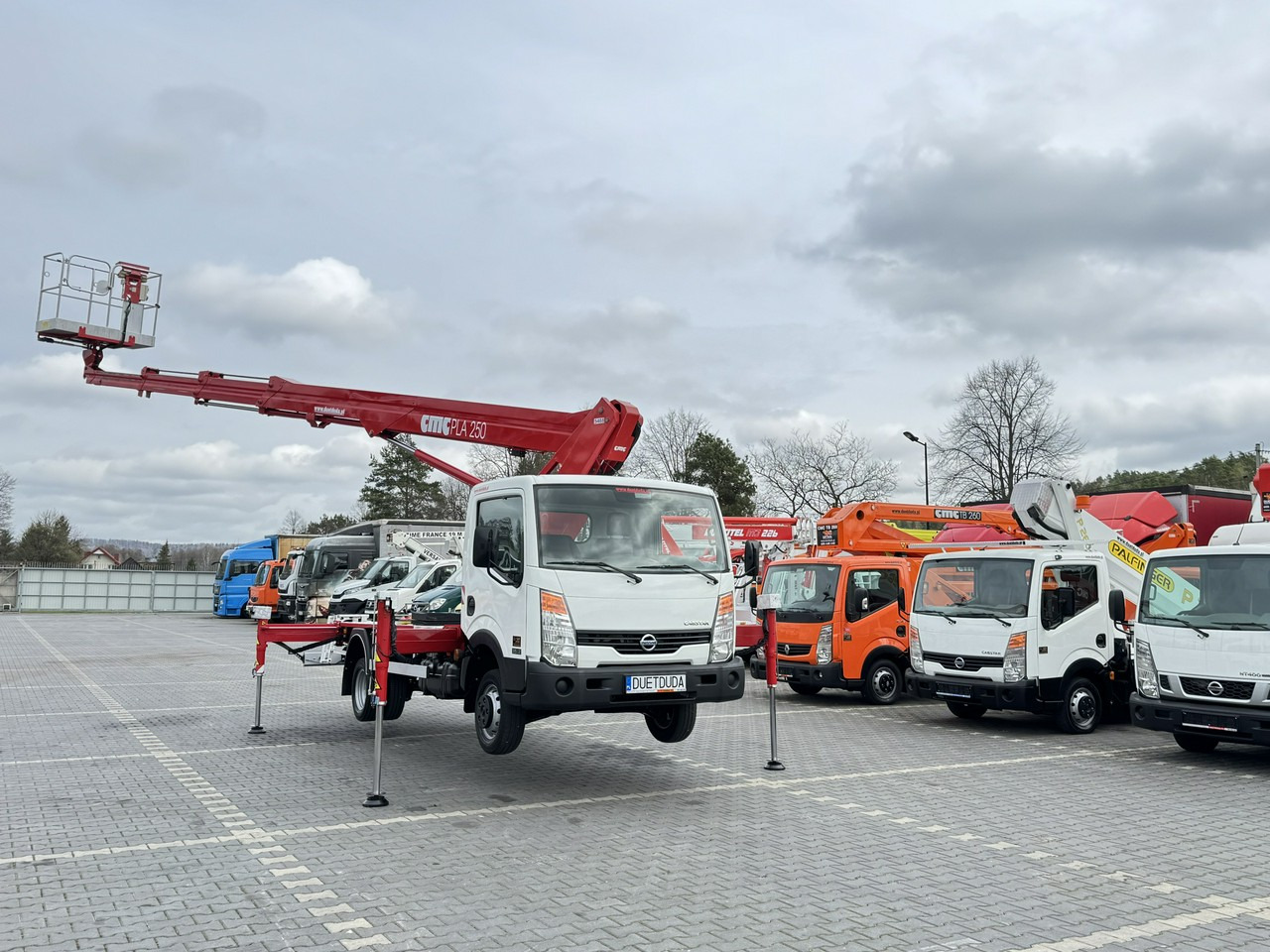 Nissan Cabstar - Itsekulkevat henkilönostimet: kuva Nissan Cabstar - Itsekulkevat henkilönostimet Nissan Cabstar - Itsekulkevat henkilönostimet: kuva Nissan Cabstar - Itsekulkevat henkilönostimet