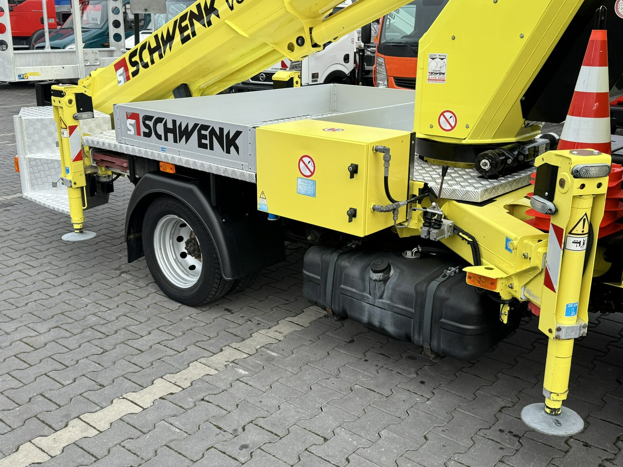 Nissan Cabstar - Itsekulkevat henkilönostimet: kuva Nissan Cabstar - Itsekulkevat henkilönostimet Nissan Cabstar - Itsekulkevat henkilönostimet: kuva Nissan Cabstar - Itsekulkevat henkilönostimet