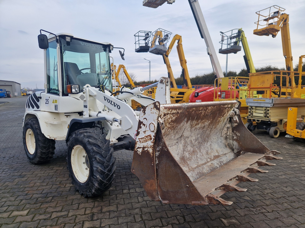 Pyöräkuormaaja VOLVO L 30 B – Z/X: kuva Pyöräkuormaaja VOLVO L 30 B – Z/X Pyöräkuormaaja VOLVO L 30 B – Z/X: kuva Pyöräkuormaaja VOLVO L 30 B – Z/X