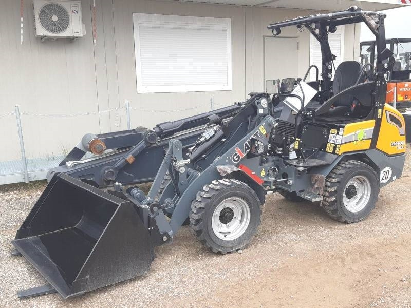 Giant G 2200 E X-Tra Elektro / electric - Liukuohjattu kuormaaja: kuva Giant G 2200 E X-Tra Elektro / electric - Liukuohjattu kuormaaja Giant G 2200 E X-Tra Elektro / electric - Liukuohjattu kuormaaja: kuva Giant G 2200 E X-Tra Elektro / electric - Liukuohjattu kuormaaja