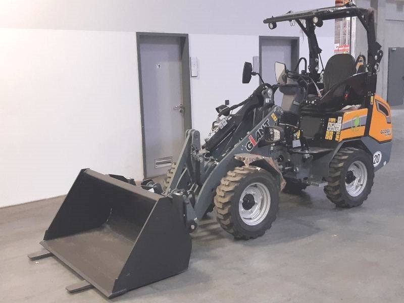 Giant G 2200 E X-Tra Elektro / electric - Liukuohjattu kuormaaja: kuva Giant G 2200 E X-Tra Elektro / electric - Liukuohjattu kuormaaja Giant G 2200 E X-Tra Elektro / electric - Liukuohjattu kuormaaja: kuva Giant G 2200 E X-Tra Elektro / electric - Liukuohjattu kuormaaja