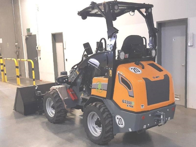 Giant G 2200 E X-Tra Elektro / electric - Liukuohjattu kuormaaja: kuva Giant G 2200 E X-Tra Elektro / electric - Liukuohjattu kuormaaja Giant G 2200 E X-Tra Elektro / electric - Liukuohjattu kuormaaja: kuva Giant G 2200 E X-Tra Elektro / electric - Liukuohjattu kuormaaja