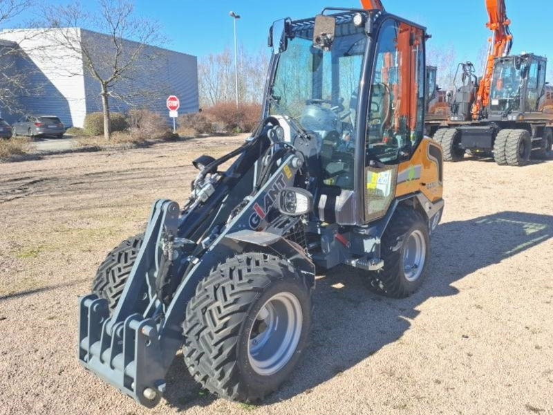 Giant G 2700 E X-Tra Elektro / electric - Liukuohjattu kuormaaja: kuva Giant G 2700 E X-Tra Elektro / electric - Liukuohjattu kuormaaja Giant G 2700 E X-Tra Elektro / electric - Liukuohjattu kuormaaja: kuva Giant G 2700 E X-Tra Elektro / electric - Liukuohjattu kuormaaja