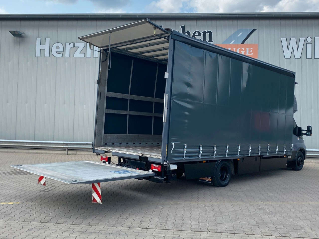 Iveco Daily Hi-Matic 70 C 21 Topsleeper | LBW 1,00to. - Pressukapelli tavara-auto: kuva Iveco Daily Hi-Matic 70 C 21 Topsleeper | LBW 1,00to. - Pressukapelli tavara-auto Iveco Daily Hi-Matic 70 C 21 Topsleeper | LBW 1,00to. - Pressukapelli tavara-auto: kuva Iveco Daily Hi-Matic 70 C 21 Topsleeper | LBW 1,00to. - Pressukapelli tavara-auto