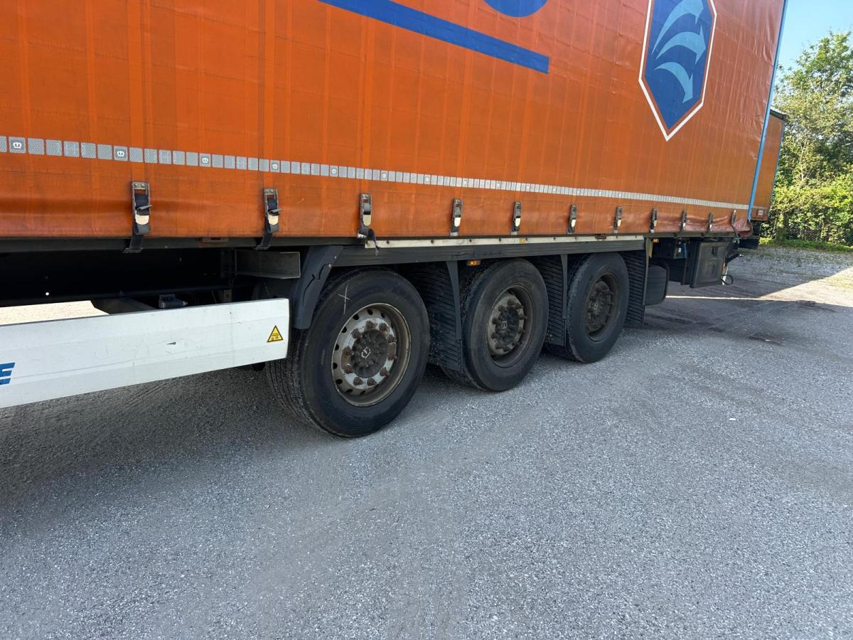 Fliegl - Pressukapellipuoliperävaunu: kuva Fliegl - Pressukapellipuoliperävaunu Fliegl - Pressukapellipuoliperävaunu: kuva Fliegl - Pressukapellipuoliperävaunu