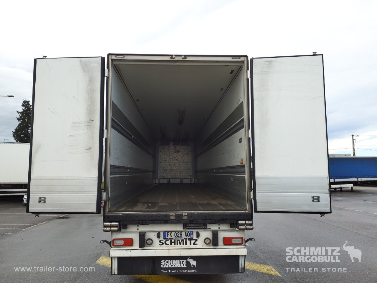 Isoterminen puoliperävaunu SCHMITZ Reefer Standard Taillift: kuva Isoterminen puoliperävaunu SCHMITZ Reefer Standard Taillift