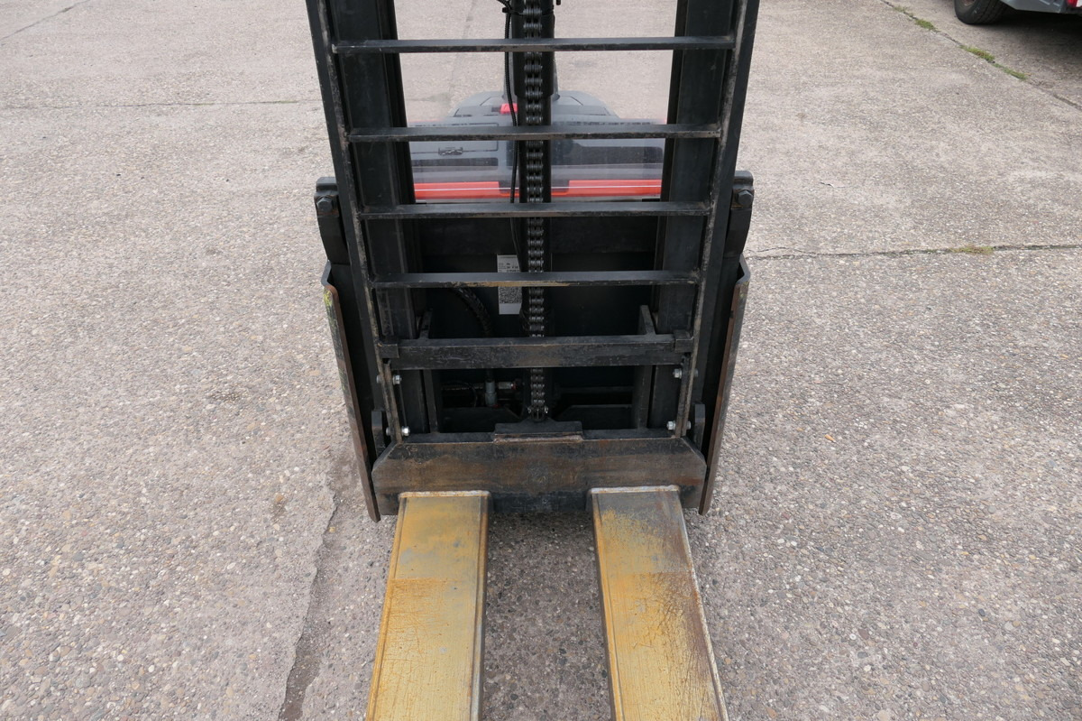 BT SWE 200D Batterie 16/2021 - Haarukkavaunu: kuva BT SWE 200D Batterie 16/2021 - Haarukkavaunu BT SWE 200D Batterie 16/2021 - Haarukkavaunu: kuva BT SWE 200D Batterie 16/2021 - Haarukkavaunu